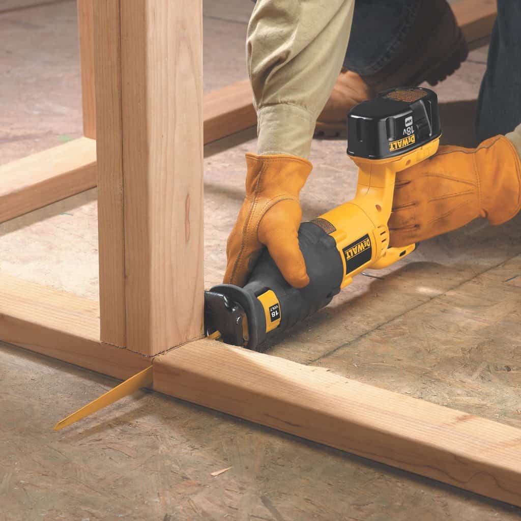 Dewalt DC385B cordless saw 